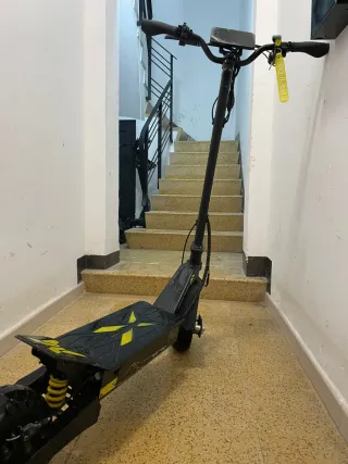 Patinete Eléctrico Negro y Amarillo.