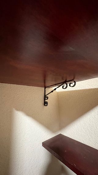 ESTANTERÍA DE MADERA CON SOPORTES METÁLICOS