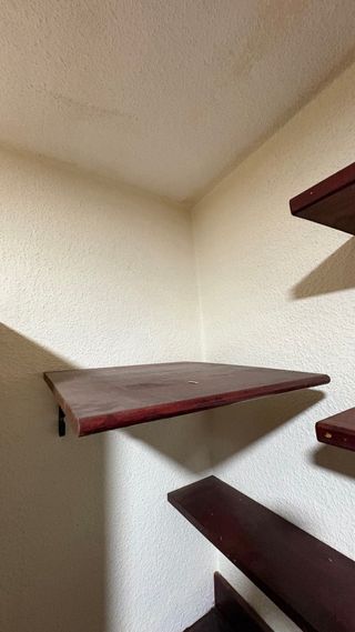 ESTANTERÍA DE MADERA CON SOPORTES METÁLICOS