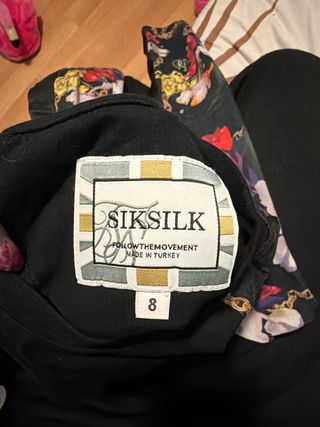 Crop top SikSilk floral y cadenas XS