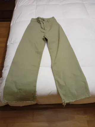 Pantalón campana verde Stradivarius T.32