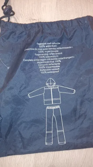 Chaqueta y pantalón impermeable reflectante