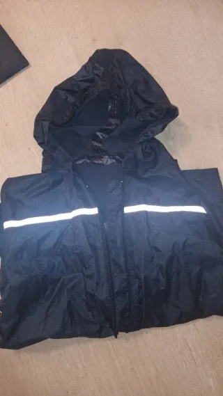 Chaqueta y pantalón impermeable reflectante