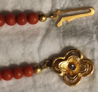 Collana vintage corallo rosso con chiusura dorata