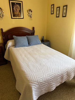 Cama completa con mesilla y cómoda con espejo.