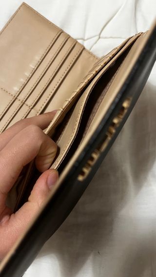 Cartera Guess Negra y Marrón