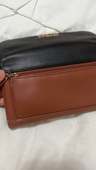 Cartera Guess Negra y Marrón