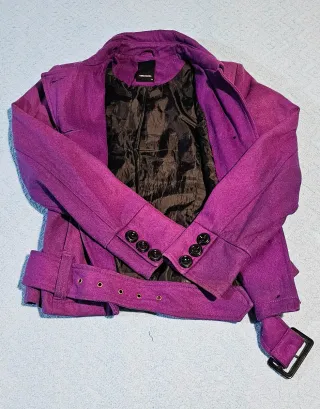 Abrigo morado con cinturón