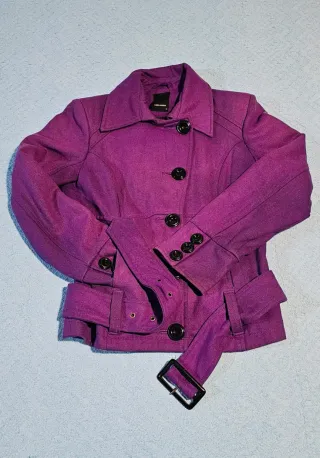 Abrigo morado con cinturón