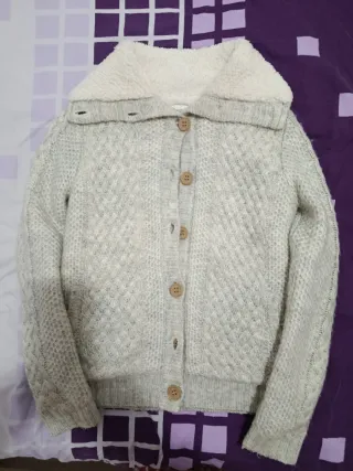 Chaqueta Bershka boanco-gris con borreguito