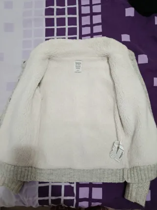 Chaqueta Bershka boanco-gris con borreguito