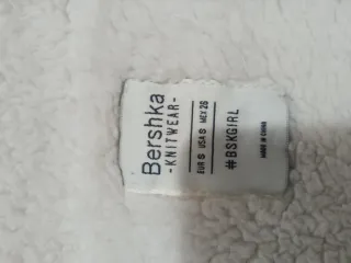 Chaqueta Bershka boanco-gris con borreguito
