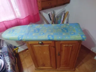 Mueble de planchar con cesto y almacenaje