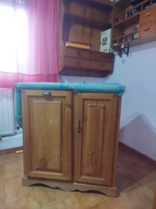 Mueble de planchar con cesto y almacenaje