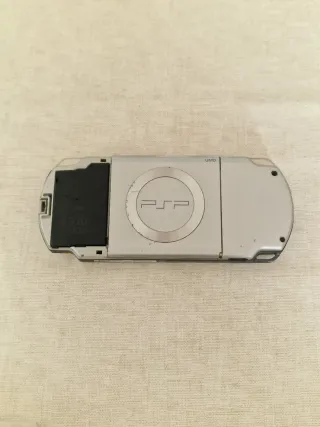 Consola PSP Silver + 8 Juegos UMD