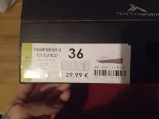 Deportivas blancas y rojas