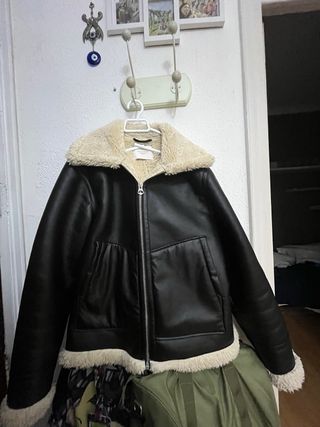 Chaqueta negra con forro beige