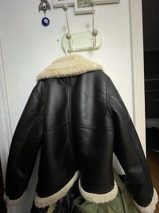 Chaqueta negra con forro beige