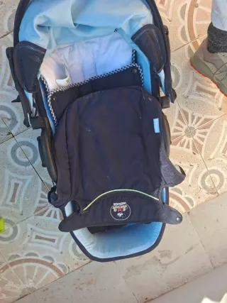 Cuna de bebé transportable con cobertor