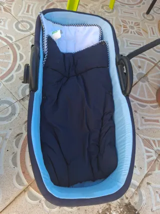 Cuna de bebé transportable con cobertor