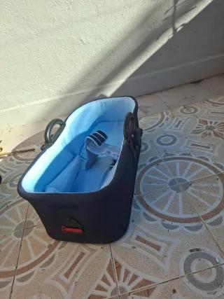Cuna de bebé transportable con cobertor