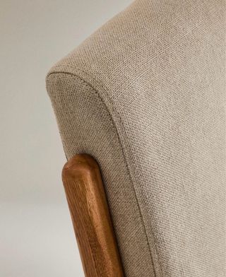 Butaca de madera y lino beige