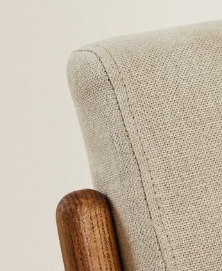 Butaca de madera y lino beige