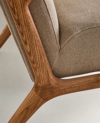 Butaca de madera y lino beige