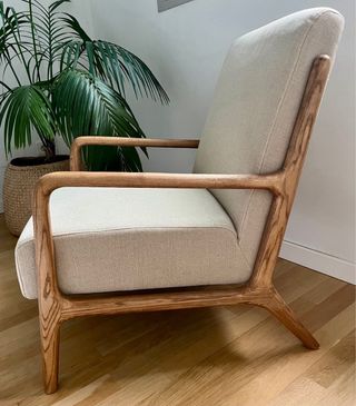 Butaca de madera y lino beige