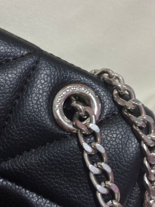 Bolso negro mujer cadena