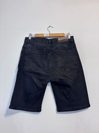 Pantalón vaquero corto negro roto Talla 38