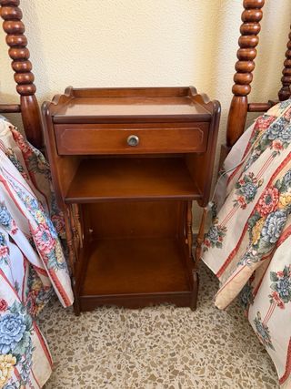 2 Camas Completas con Mesilla y comoda con espejo