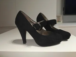 Zapatos de tacón negros de antelina con hebilla