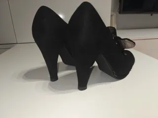 Zapatos de tacón negros de antelina con hebilla
