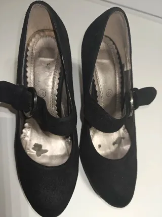 Zapatos de tacón negros de antelina con hebilla