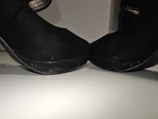 Zapatos de tacón negros de antelina con hebilla