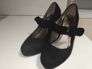 Zapatos de tacón negros de antelina con hebilla