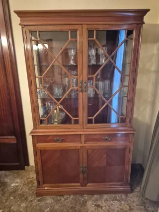 Vitrina de comedor de madera y cristal