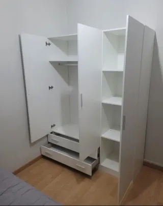 Armario blanco de madera