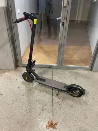 Patinete eléctrico negro