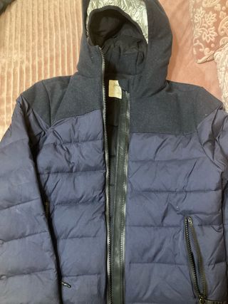 Abrigo azul y gris con capucha