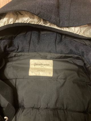 Abrigo azul y gris con capucha