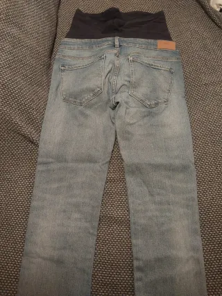 Pantalones premamá negros y vaqueros