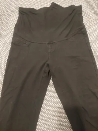 Pantalones premamá negros y vaqueros