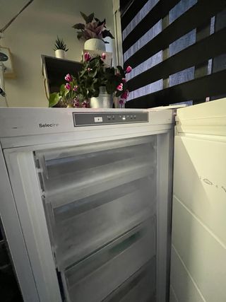 Congelador vertical compacto