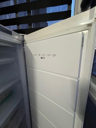 Congelador vertical compacto