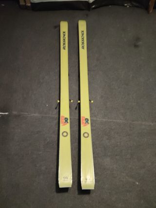Esquís Rossignol amarillos