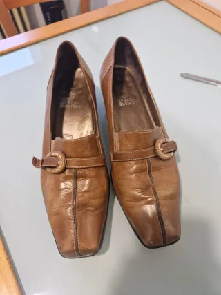 Zapatos de tacón bajo marrones para mujer