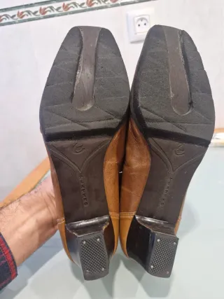 Zapatos de tacón bajo marrones para mujer