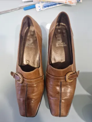 Zapatos de tacón bajo marrones para mujer